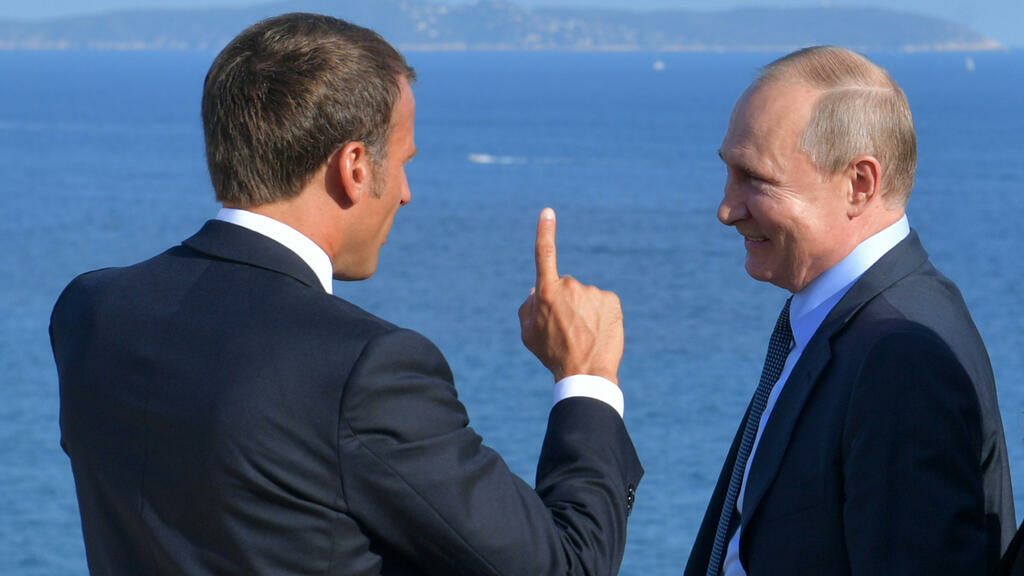 Retirada de Mariupol em curso, Macron vai falar com Presidente russo