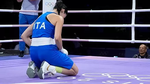 Pugilista italiana pede desculpa a adversária argelina por recusar-se cumprimentá-la