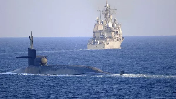 Estados Unidos enviam submarino nuclear e porta-aviões para ajudar Israel