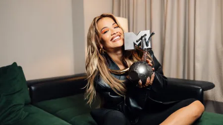 Rita Ora vai ser apresentadora dos MTV EMA pela terceira vez