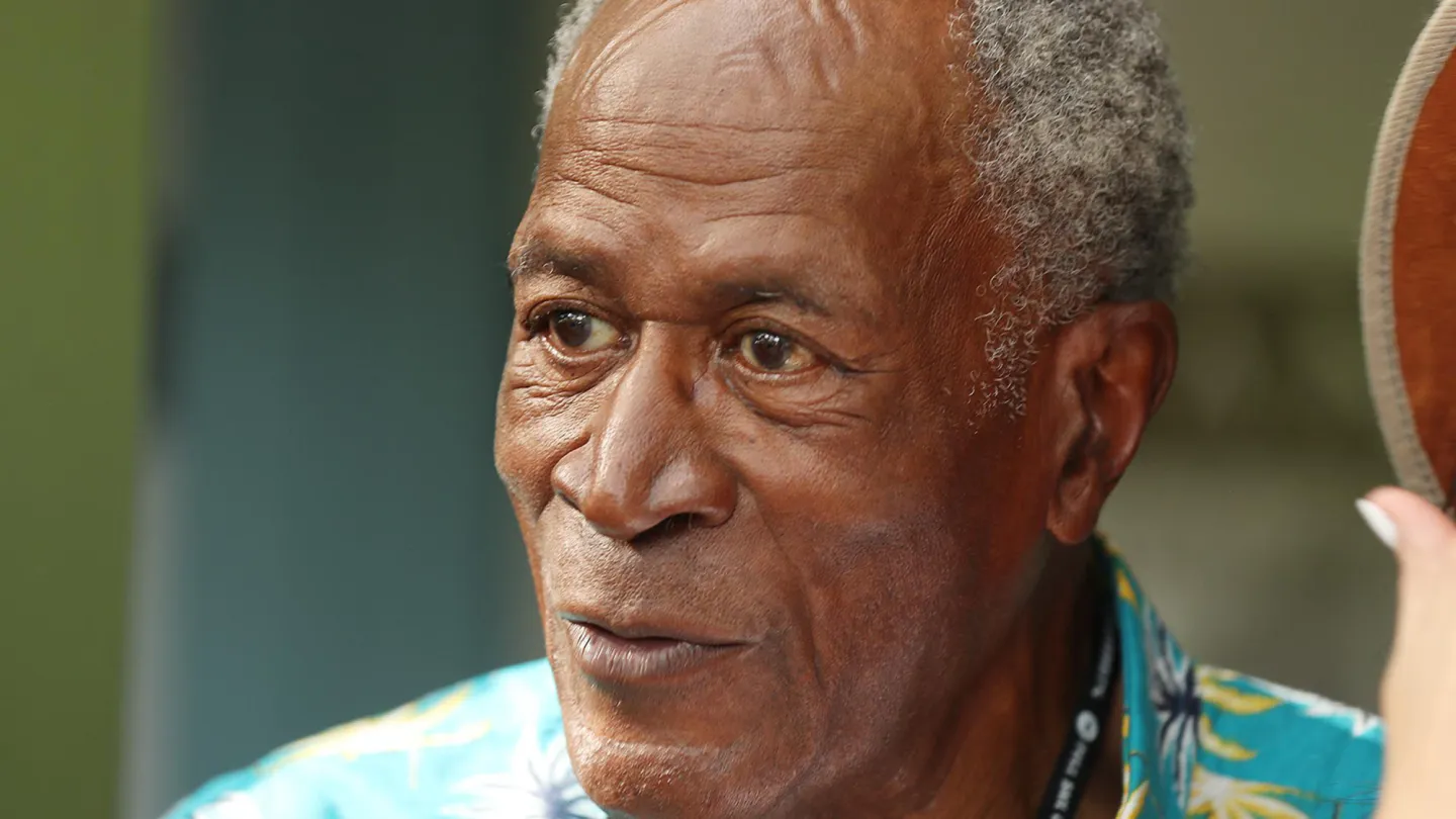 A causa da morte de John Amos é revelada enquanto a rivalidade entre os filhos da estrela de ‘Good Times’ continua