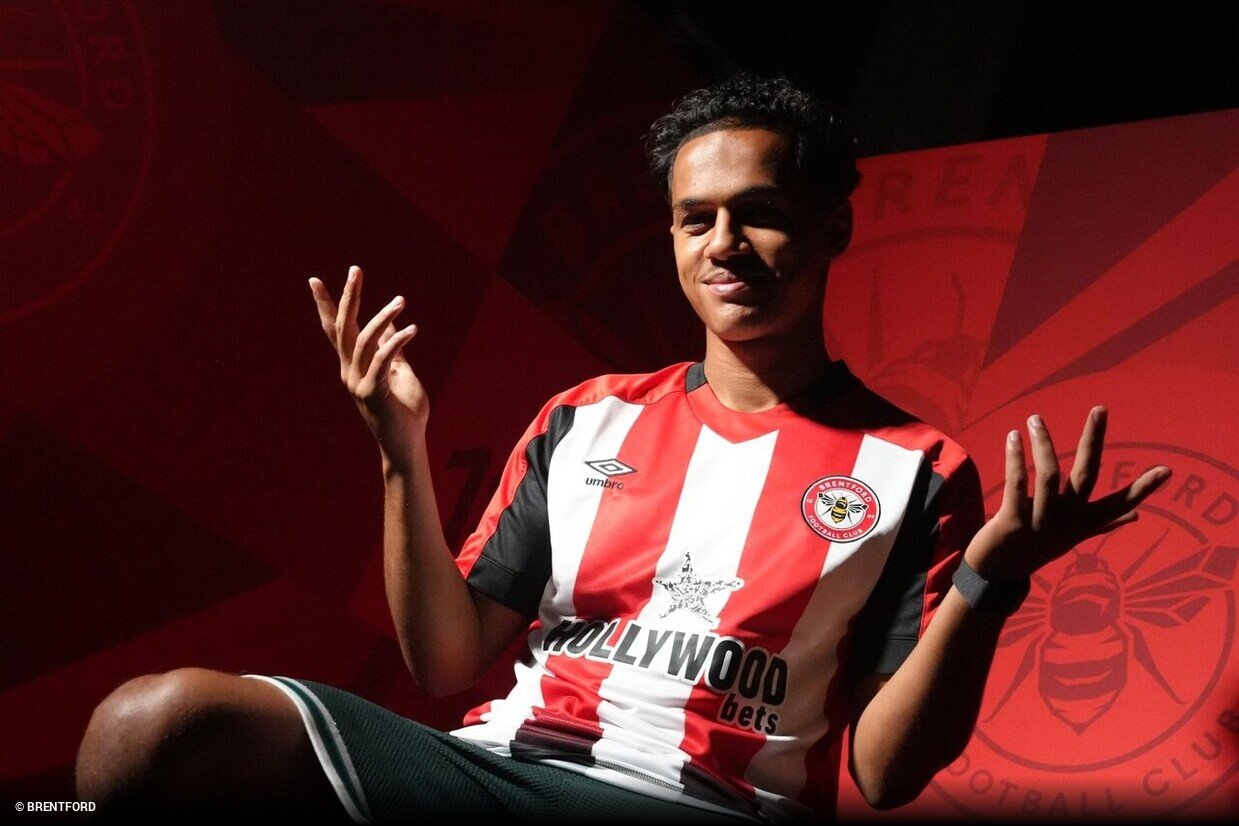 Fábio Carvalho despede-se do Liverpool e assina pelo Brentford