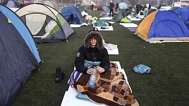 Estudantes sérvios enfrentam frio e dormem ao relento para continurem marcha de protesto