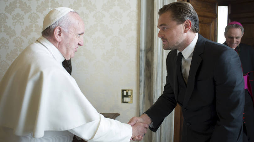 Papa Francisco e Leonardo DiCaprio se cumprimentam: o ator indicado ao Oscar foi recebido pela manhã em uma audiência com o pontífice