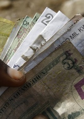 Preço do dólar nas ruas de Luanda aumenta 5% após primeira depreciação do kwanza