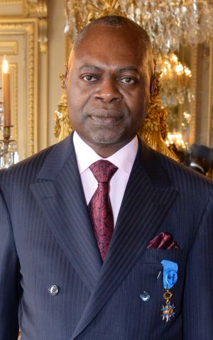 Embaixador Miguel da Costa condecorado pelo governo de França