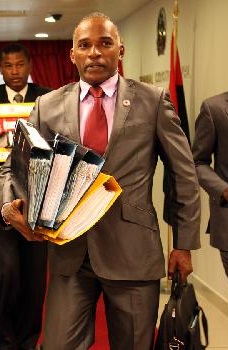 Presidente do extinto PREA "entrega-se" ao MPLA