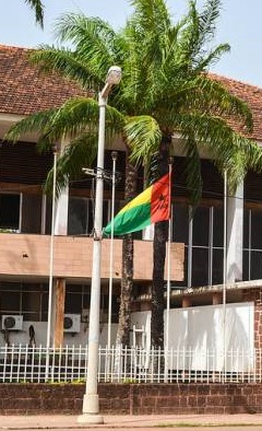 A Guiné-Bissau, cujas crises políticas se somam desde que o Presidente "Nino" Vieira foi deposto ao fim de um ano de guerra civil