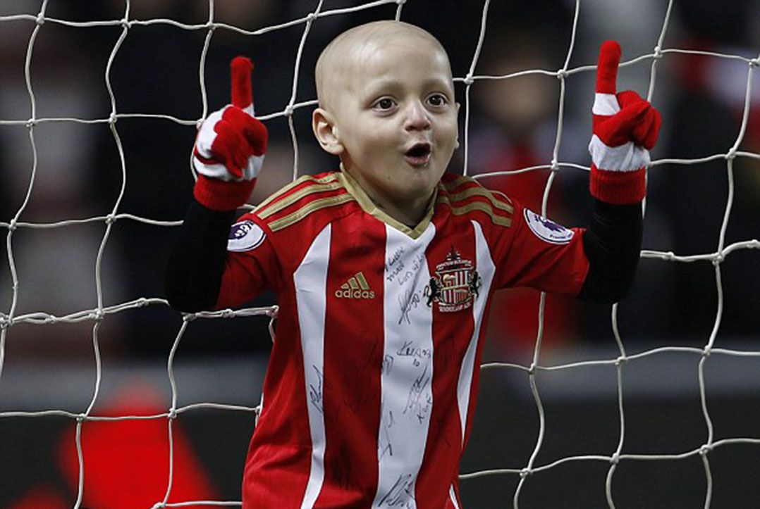 Bradley Lowery lutava contra um câncer desde os 18 meses; equipe inglesa realizará um minuto de aplauso em homenagem ao garoto