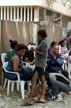 Hoje foi possível encontrar em Luanda cada dólar a ser vendido a 395 kwanzas (2,13 euros) em bairros de referência da capital, como Mártires de Kifangondo, Mutamba ou Maculusso. 