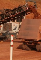 Acrescentou que Angola tem imensas extensões de terras aráveis, importantes reservas de minerais sólidos