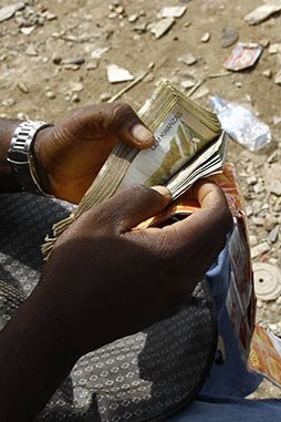 Dólar volta a valorizar nas ruas de Luanda e chega a ser vendido a 390 kwanzas