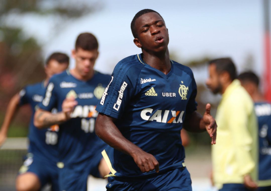 Equipes chegaram a um acordo para o atacante permanecer no Mengão até julho de 2019