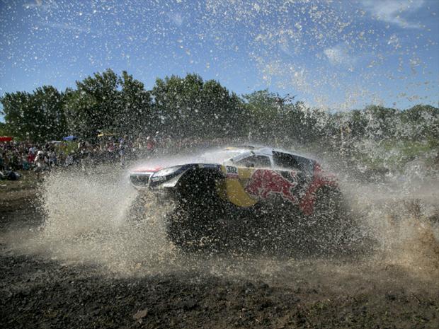 Após alagamentos, competição retornou nesta quarta e contou com duelo de franceses pela ponta; Loeb, da Peugeot, acabou na 2ª colocação