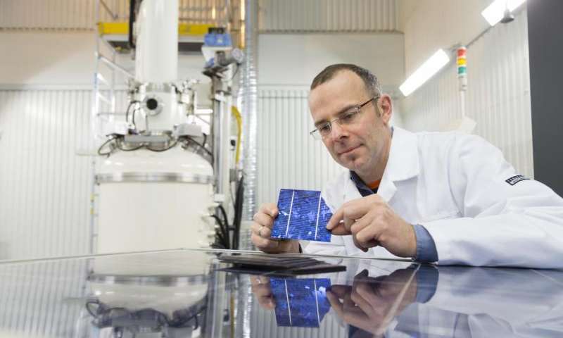 O projeto se concentra em como toda a cadeia de valor no ramo de energia solar de hoje faz uso de recursos.