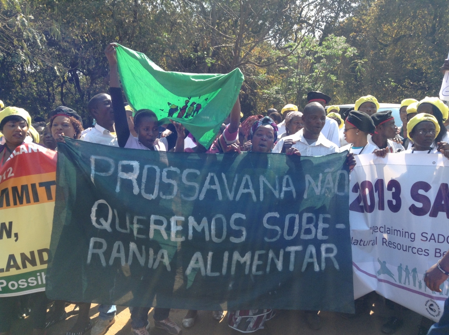 Tentativa de espancamento e agressão física aos activistas Jeremias Vunjanhe e Vicente Adriano da União Nacional de Camponeses, UNAC, foi protagonizada esta segunda-feira, 11 de Janeiro de 2016.