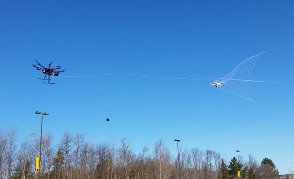 Mo Rastgaar zangão catcher acelera em direção a um drone desonestos. Crédito: Universidade Tecnológica de Michigan