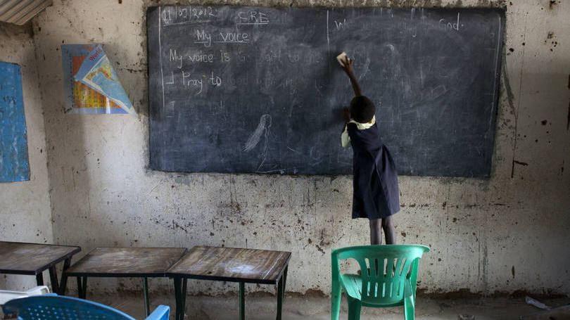 Criança em sala de aula no Sudão do Sul: 800 escolas foram demolidas e mais de 400 mil crianças tiveram que abandonar os estudos 