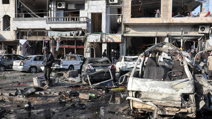 Destroços após explosão em Homs: dezessete pessoas ainda estão no hospital, uma delas em estado grave, segundo o governo