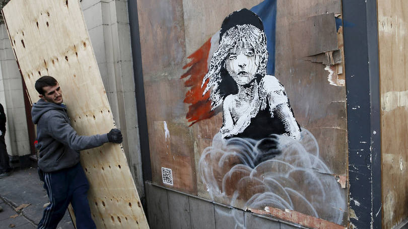 Grafite de Banksy: a peça também tinha um código QR, que levava a um vídeo que mostra os refugiados sendo atingidos por gás lacrimogêneo