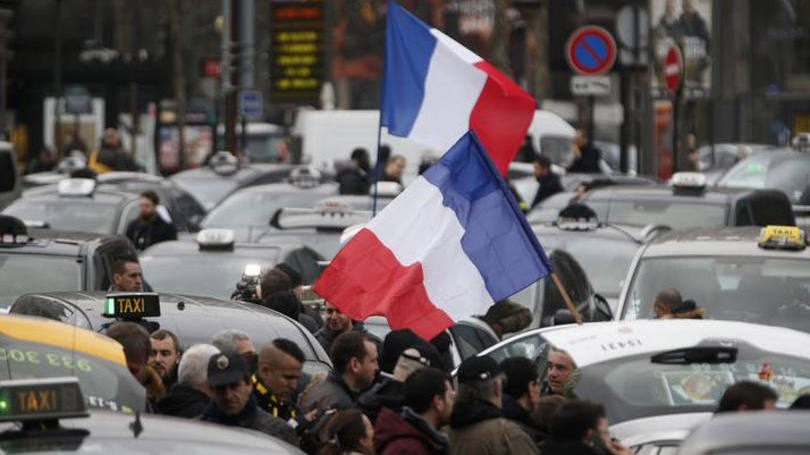 Greve: a greve dos táxis provocava perturbações no tráfego em torno de Paris e dos aeroportos Charles de Gaulle e Orly