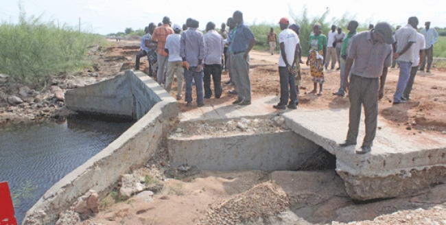 As águas dos rios que atravessam aquelas estradas, galgaram as pontes que ligam aquelas regiões, corroendo os seus encontros.