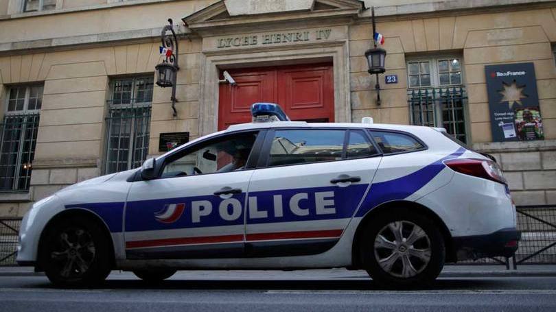 Viatura policial estacionada em frente à escola Lycee Henri, em Paris