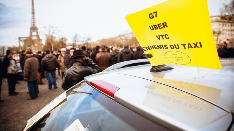 Protesto de taxistas contra Uber: eles combatem o que dizem ser a competição injusta por parte de motoristas que trabalham para serviços de viagens privados