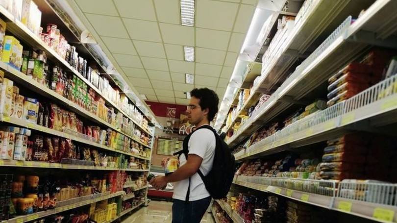 Cliente em supermercado: é o maior nível desde dezembro de 2014