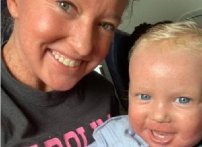 Mulher é expulsa de voo com bebê por terem doença de pele