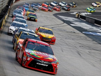 Joey Logano, por baixo, avança a caminho da vitória em Bristol em agosto do ano passado